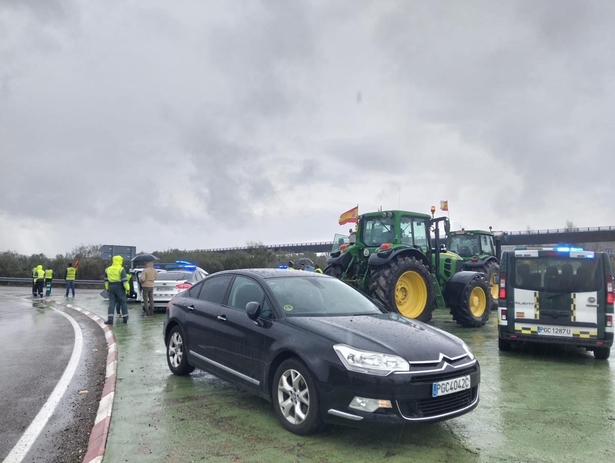 Fotogalería | Los tractores ya ocupan las carreteras extremeñas
