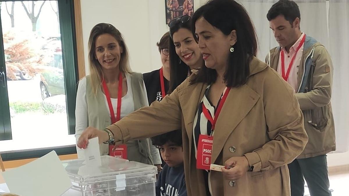 Marta Giráldez, depositando su voto en la urna.