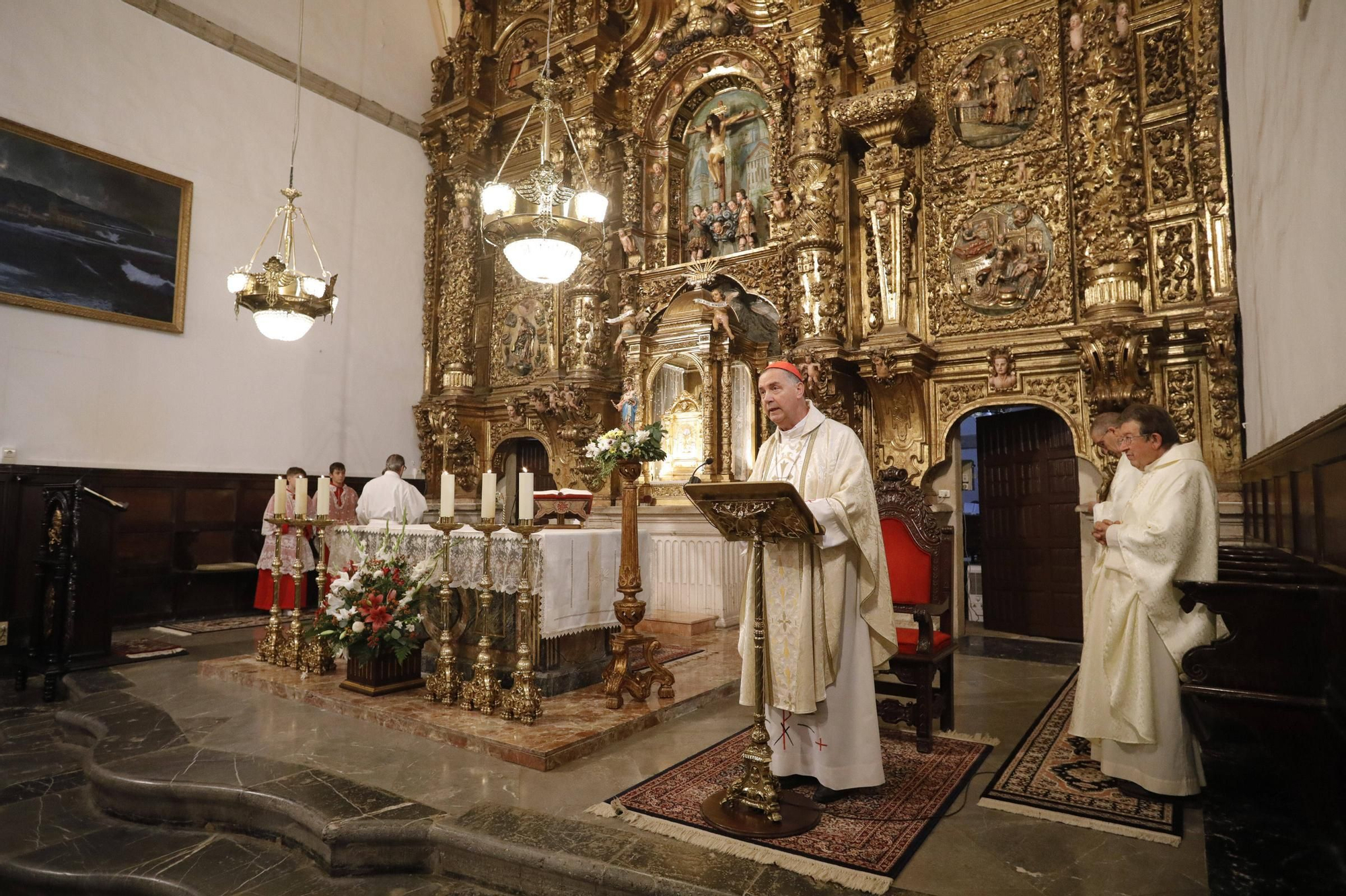 El cardenal Ángel Fernández Artime oficia la primera misa cardenalicia de Gozón en el día de Todos los Santos en la parroquia de Santa María de Luanco