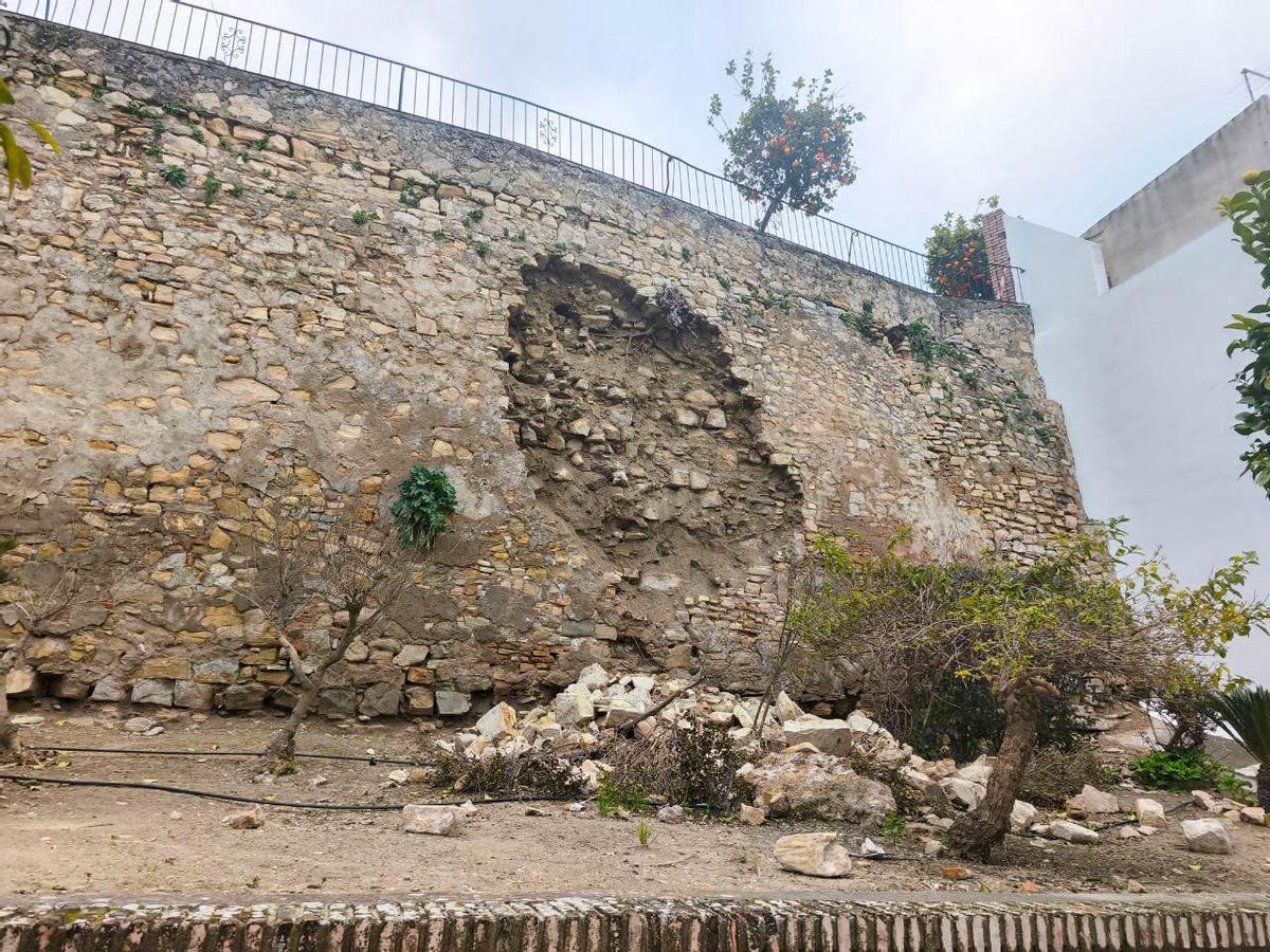 Muro derribado por los temporales en Espejo.