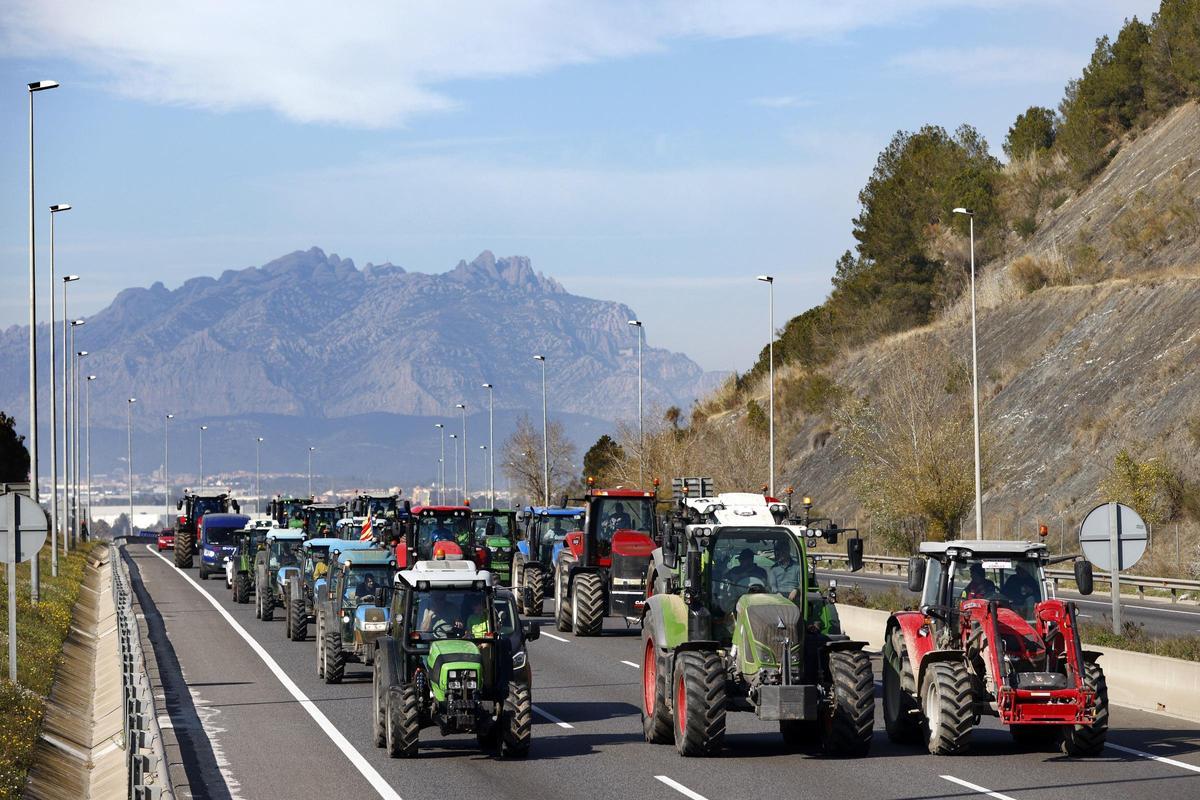 Decenas de tractores circulan por la A-2 camino de Barcelona