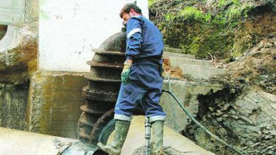 Un operario municipal, trabajando en el depósito de agua de La Herradura.