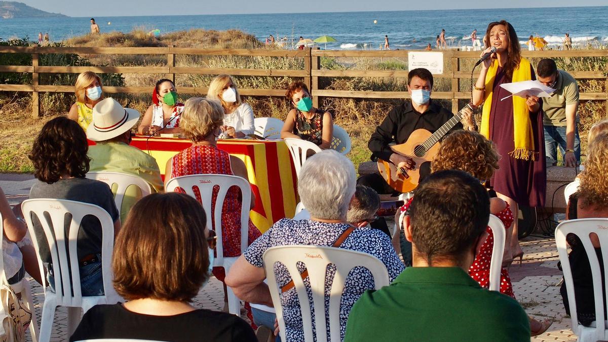 La cantante castellonense Bárbara Breva durante su actuación previa al acto protagonizado por Nieves Herrero.