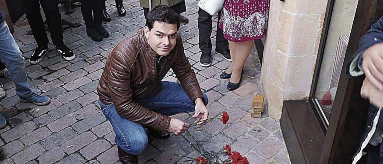 Clemente Garau Vazquez junto a la &#039;Pedra de la Memòria&#039;, iniciativa del artista Gunter Demnig.