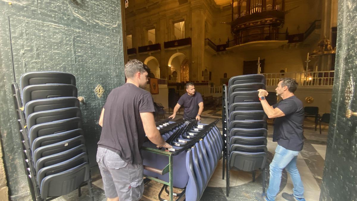 Los operarios llevan retirando desde el martes las sillas y elementos de la tramoya baja de la basílica de Santa María de Elche.