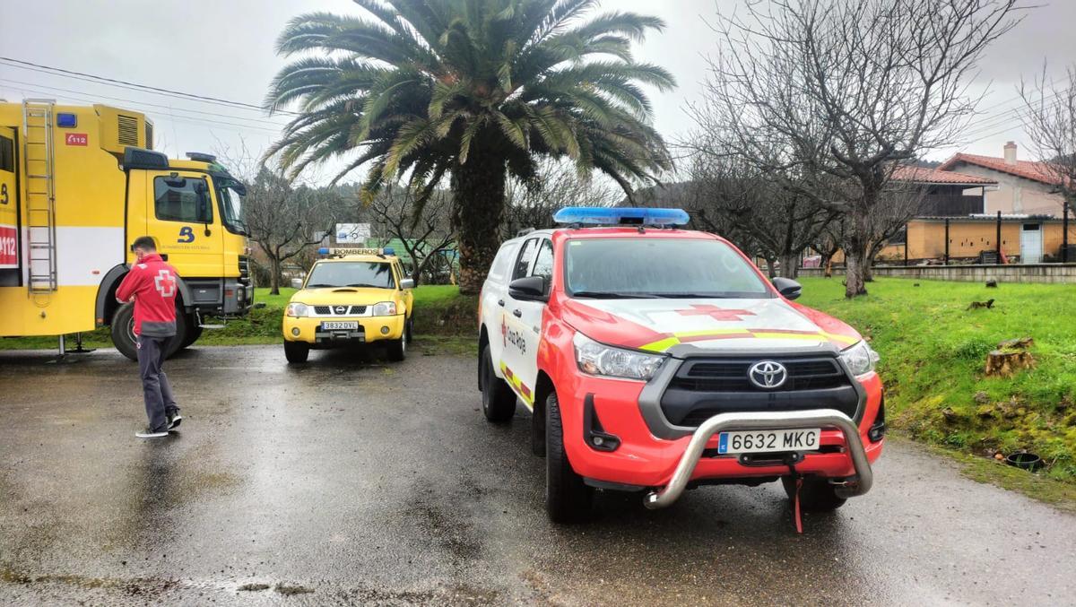 EN IMÁGENES: Buscan a un octogenario en la zona de Cudillero que cayó cuando fue a limpiar el monte