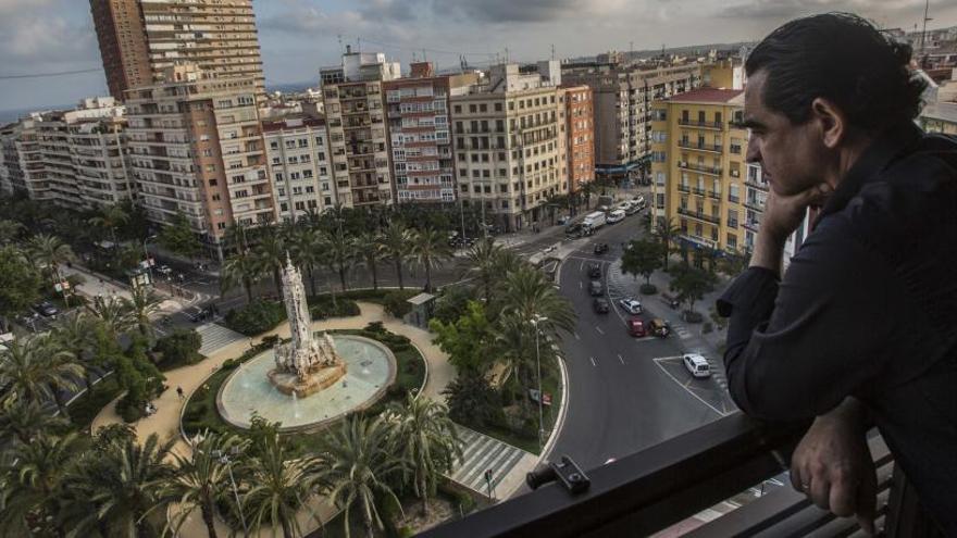 Indignación de los vecinos de Luceros ante la prohibición de salir a los balcones durante la mascletà en Alicante