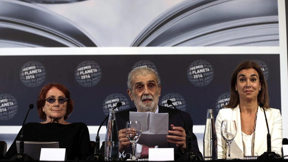 El presidente del Grupo Planeta, José Manuel Lara, junto a las escritoras Rosa Regás (izquierda) y Carmen Posadas.