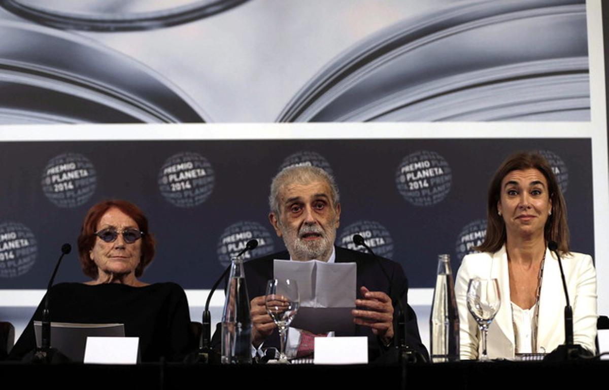 El presidente del Grupo Planeta, José Manuel Lara, junto a las escritoras Rosa Regás (izquierda) y Carmen Posadas.