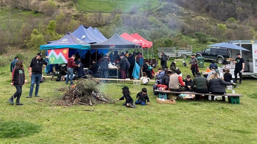 Asistentes a la «Comida de La Pegarata» del Alto Aller. | C. C.