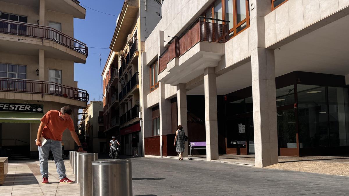 El edil de Urbanismo David Morcillo junto a los pivotes que se van a sustituir.