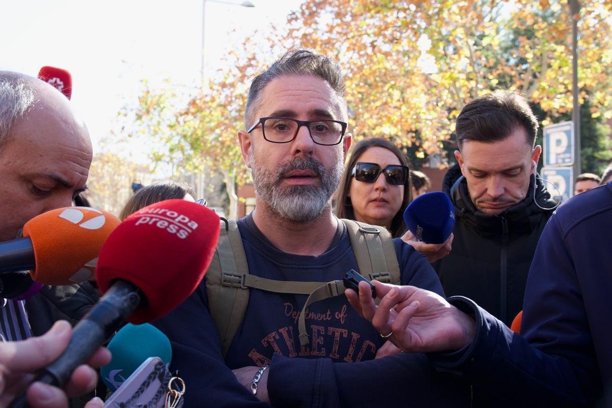 Javier, familiar de Agustín Fadón, uno de los desaparecidos en el accidente ferroviario.