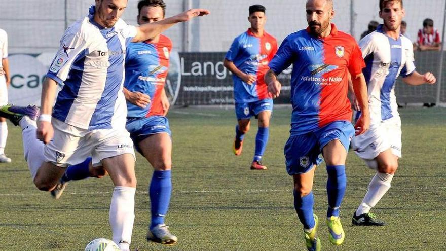 Omar presiona a uno de los jugadores del Atlético de Lugones.