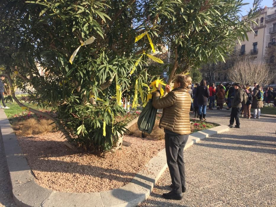 L'ANC reparteix cintes grogues a Plaça Catalunya