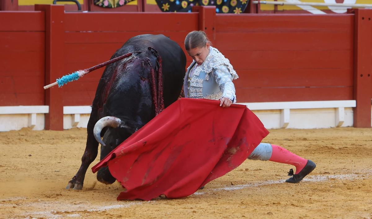 La novillera madrileña Olga Casado cuajó una gran faena a su segundo novillo, al que cortó las dos orejas.