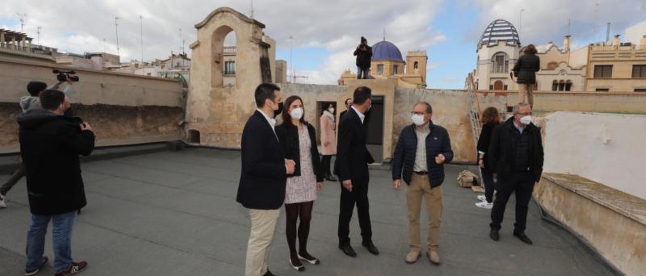 Visita del grupo socialista al convento de las Clarisas, este invierno, donde defienden la apertura de un hotel. | ANTONIO AMORÓS