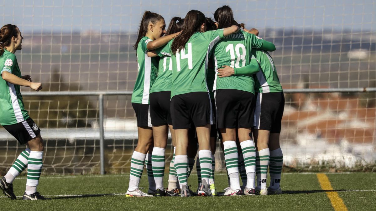 Celebración de un gol del Cacereño Femenino.