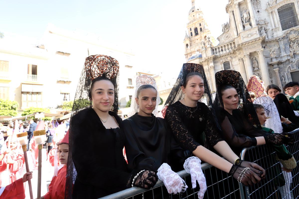 Cuatro chicas vestidas de manolas, este sábado en Belluga en la Procesión del Ángel.