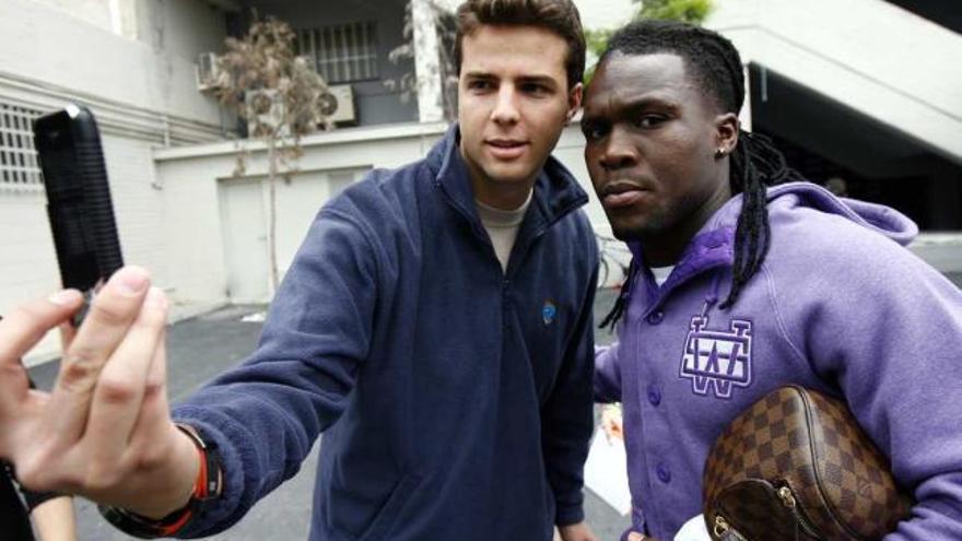 Un aficionado se fotografía con Royston Drenthe, ayer, en el Rico Pérez.