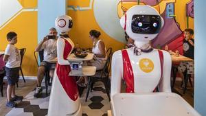 zentauroepp49629227 valencia 30 8 2019  sociedad  camareros robots   dos robots 190831201607