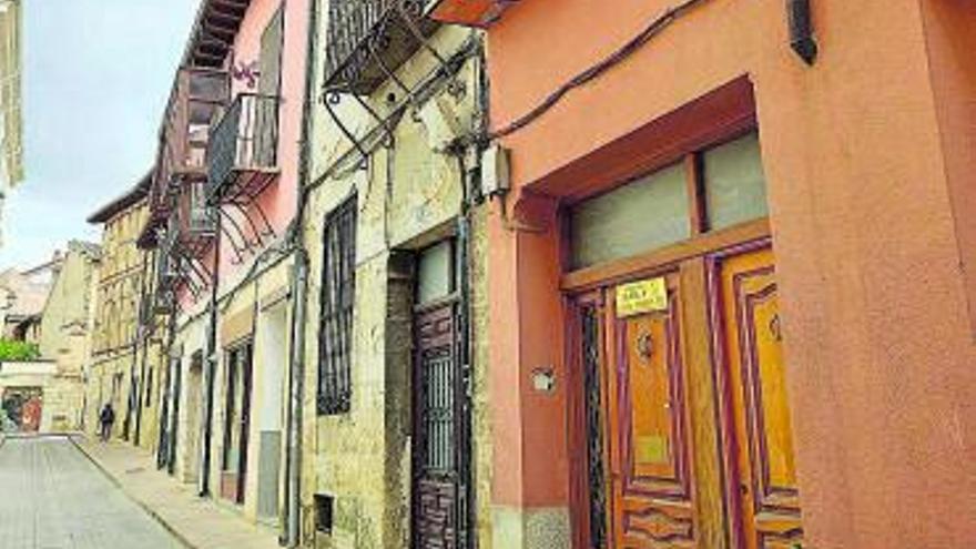 Edificios vacíos con el cartel de se vende en las calles Perezal y Judería, dos de las vías de la zona antigua más utilizadas por los vecinos y los visitantes. | M. J. C.