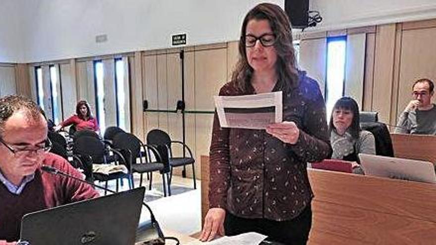 La nueva consellera de Sa Unió, Maribel Castelló, jura su cargo en el pleno.