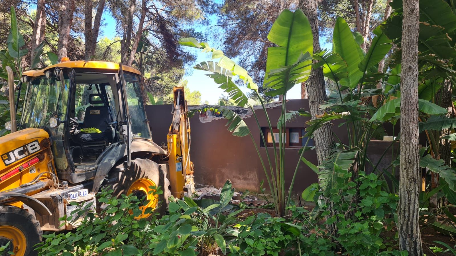 Así se derriba Casa Lola en Ibiza