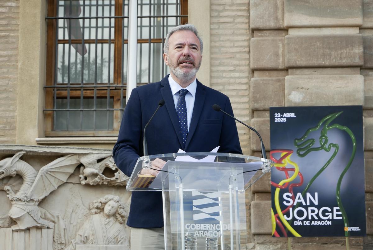 Jorge Azcón, en los jardines del Pignatelli, informa sobre los actos del día 23 de abril.