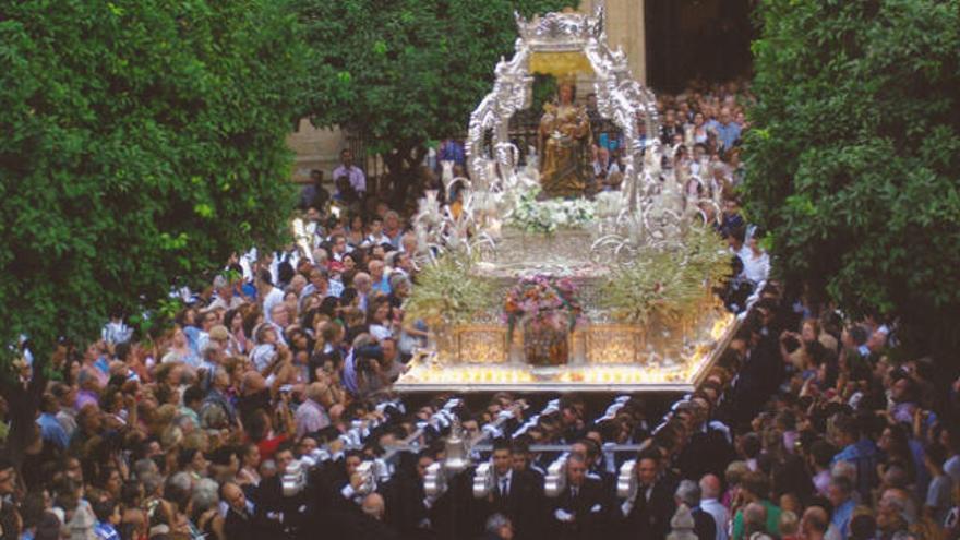 Imagen de la Virgen de Santa María de la Victoria, en procesión.