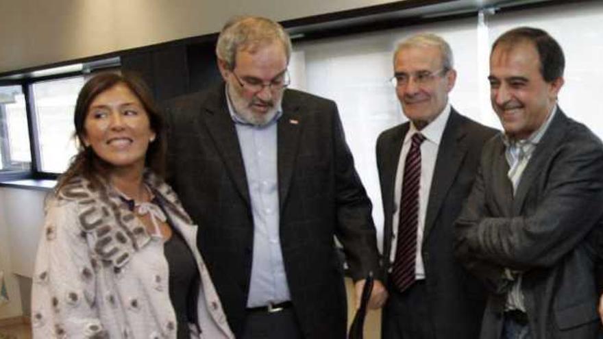 La titular de Traballo, Beatriz Mato (izda.), y los líderes de CCOO y UGT en una reunión de diálogo social . / x. á.