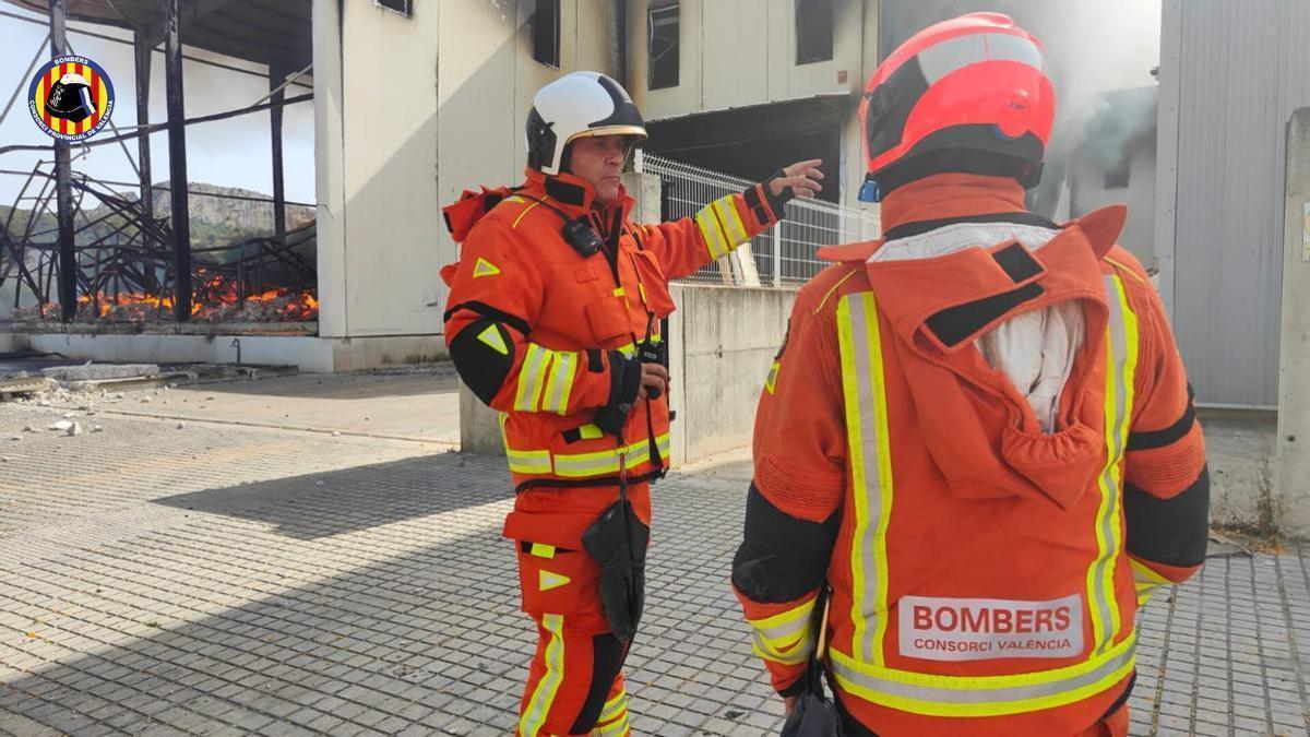 Xàtiva recupera la normalidad tras quedar 'bajo control y con evolución favorable' el incendio industrial en Hidronatur