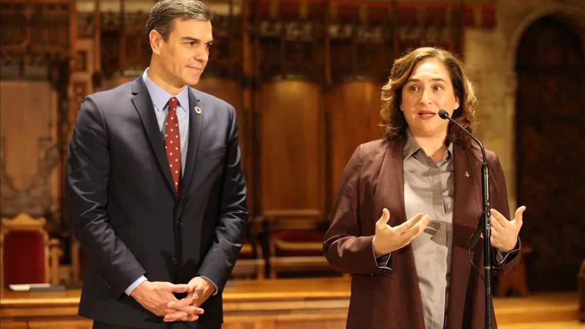 Pedro Sánchez y Ada Colau, tras su encuentro en el Ayuntamiento de Barcelona