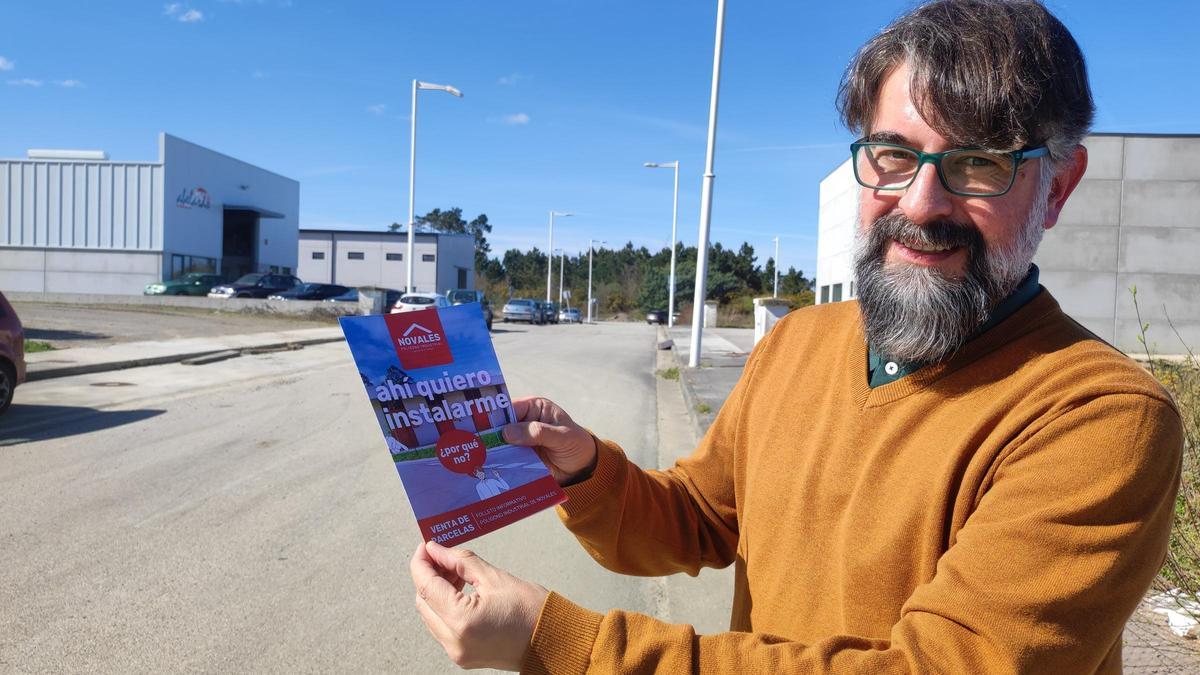 Rubén Martín González muestra en una de las calles de Novales el nuevo folleto promocional del polígono.