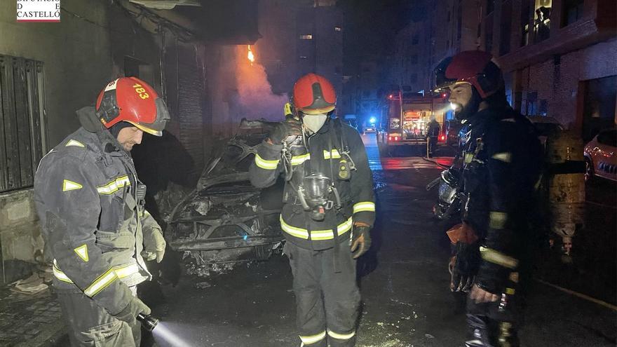 Rescatan a una mujer en un incendio en Burriana