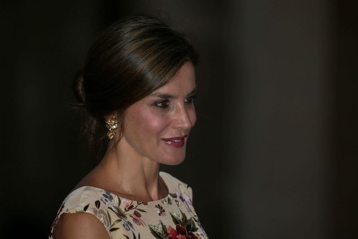 Doña Letizia con recogido bajo y pendientes XL