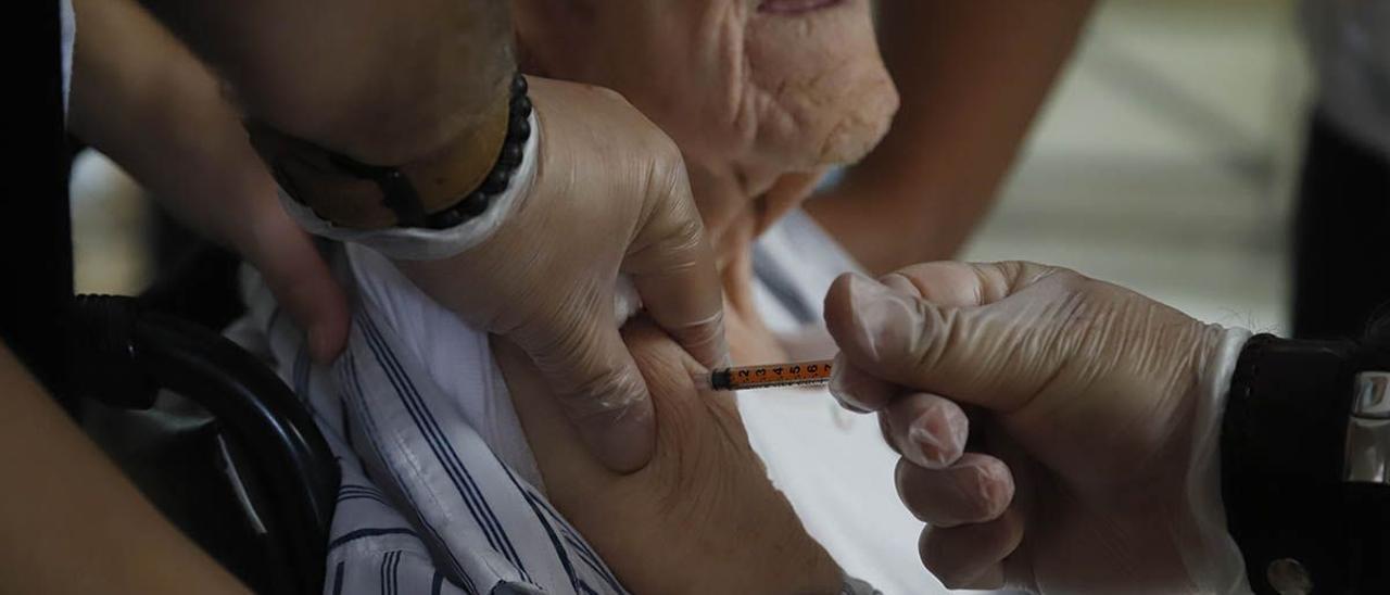 Vacunación a un usuario de una residencia de Córdoba con el segundo refuerzo del covid.