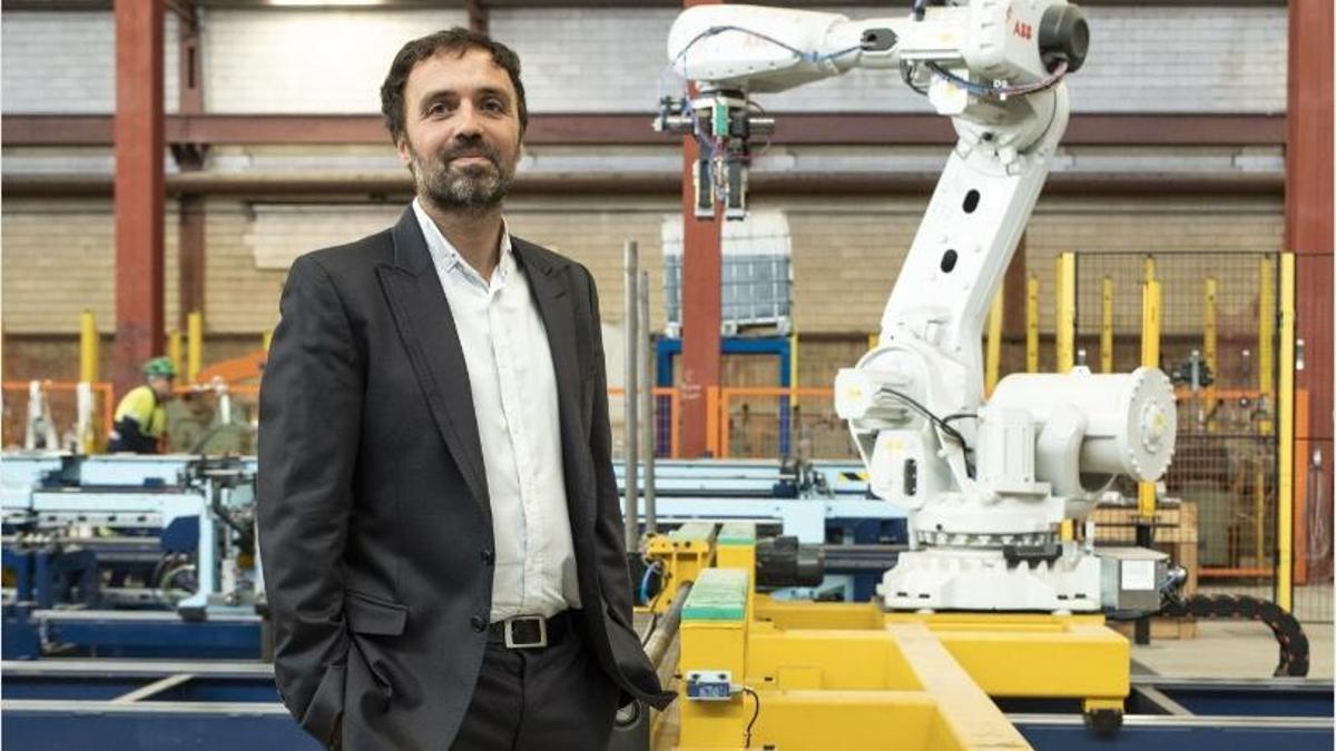 Miguel Ángel Leal, junto a uno de los robots de la factoría de Alfonso Gallardo, CL Grupo Industrial.