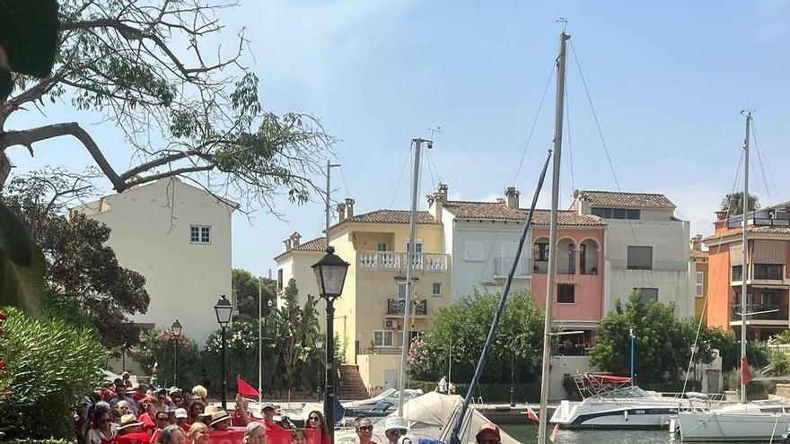 Port Saplaya se manifiesta por la contaminación en la playa, los contenedores desbordados y el "abandono institucional"