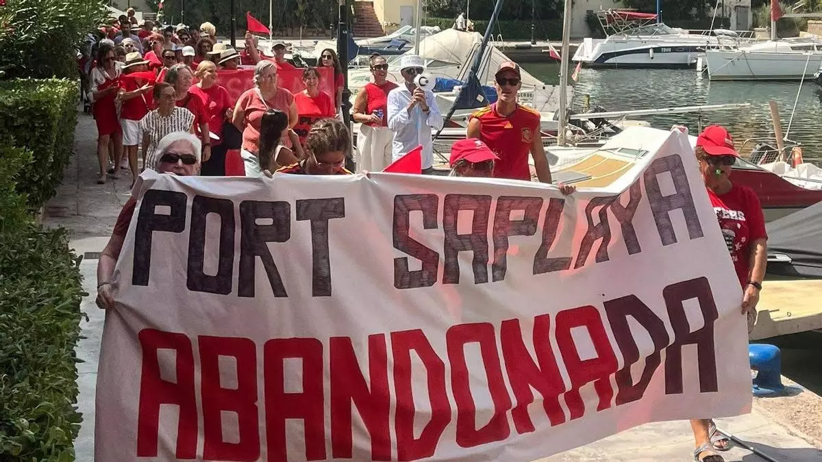 Port Saplaya se manifiesta por la contaminación en la playa, los contenedores desbordados y el "abandono institucional"