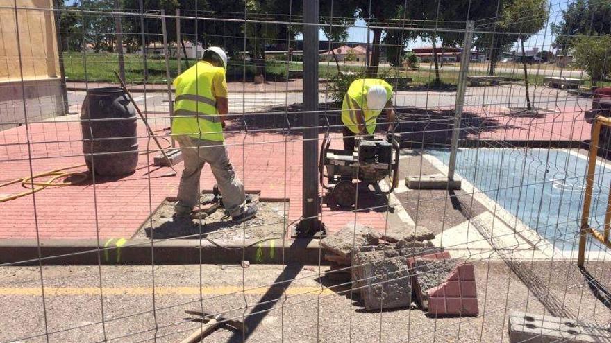 Comienzan las obras de la avenida de Miajadas con personal municipal