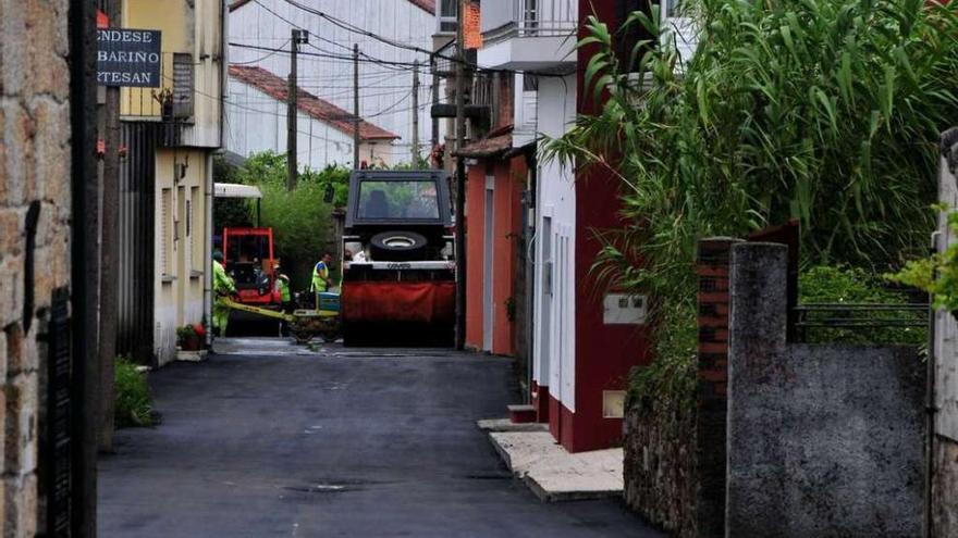 Trabajos de asfaltado en la calle Carreira, ayer.