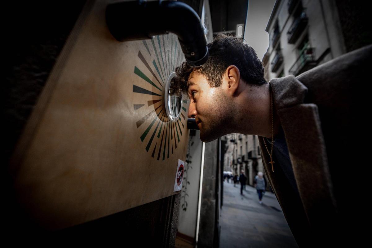 Barcelona 02/03/2024 Barcelona Imágenes de tres tiendas dedicadas a fotografiar los iris de la gente para hacer cuadros domésticos de gran formato. Es una moda en auge. - Eye Origin, calle del Pi. AUTOR: JORDI OTIX