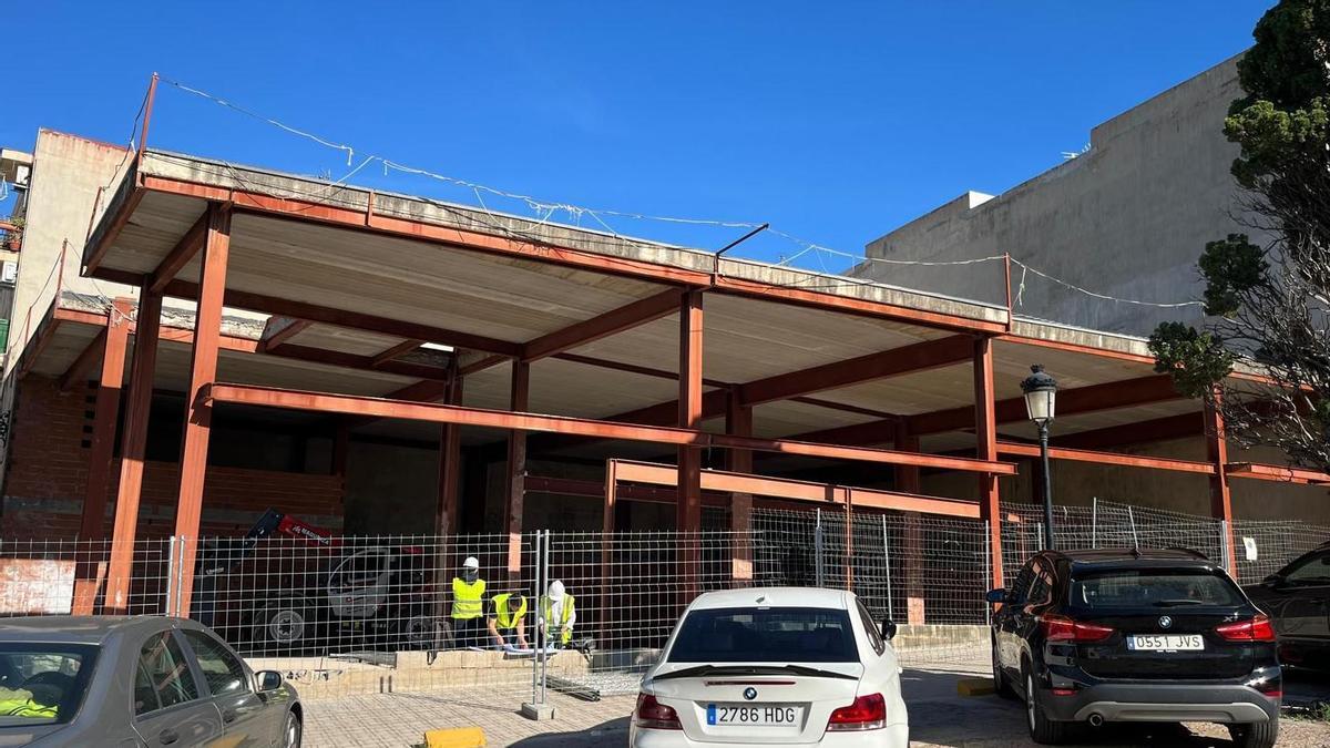 Trabajadores reanudando las obras.