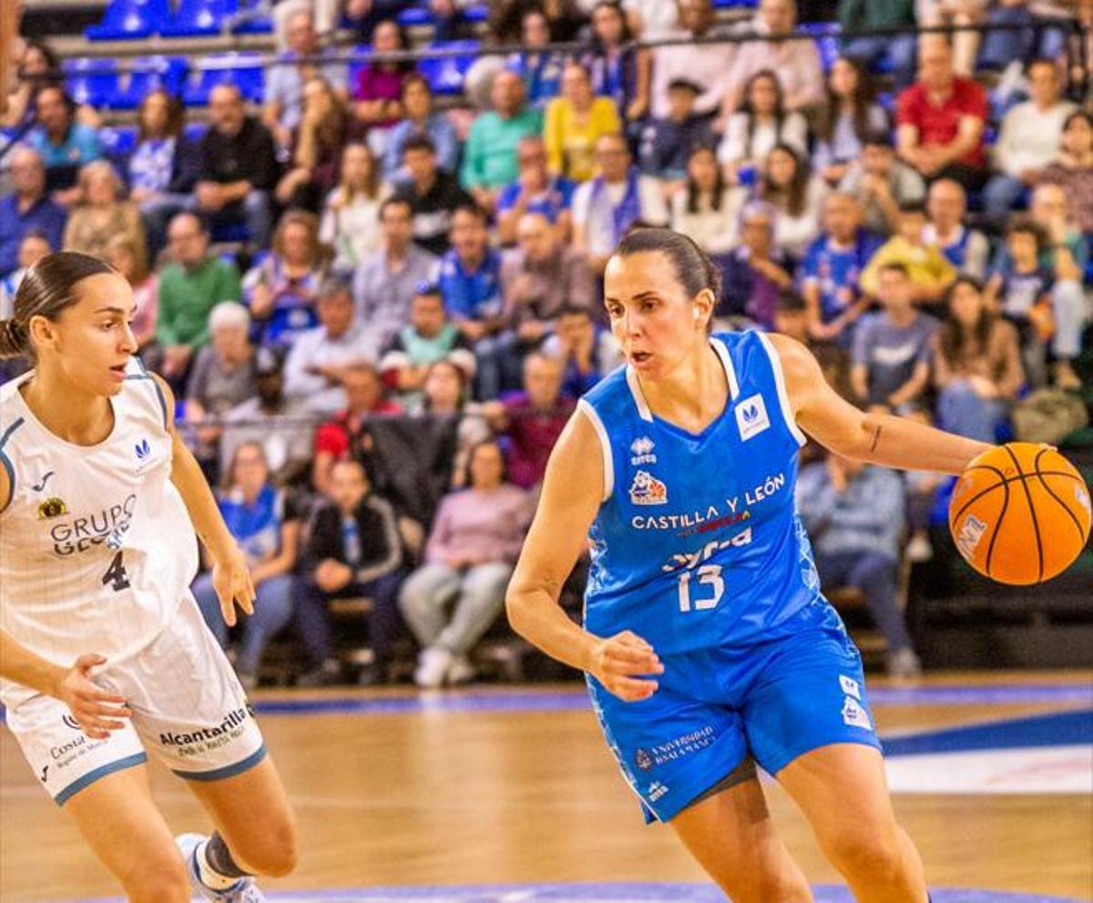 Alba Prieto, del Jairis, defiende a una rival