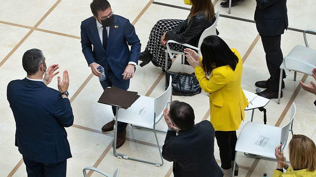 Pere Aragonès, aplaudit per diferents diputats d&#039;ERC aquest passat dimarts al Parlament.