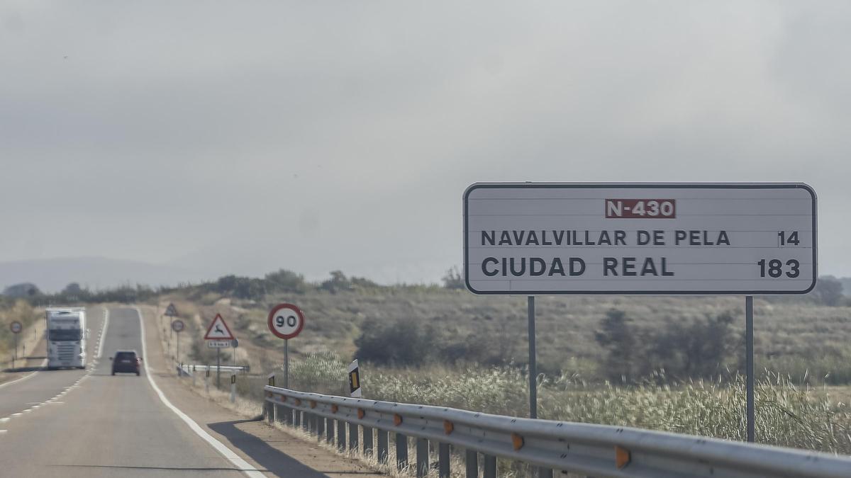 Tráfico en uno de los tramos de la carretera N-430 a su paso por la provincia de Badajoz.