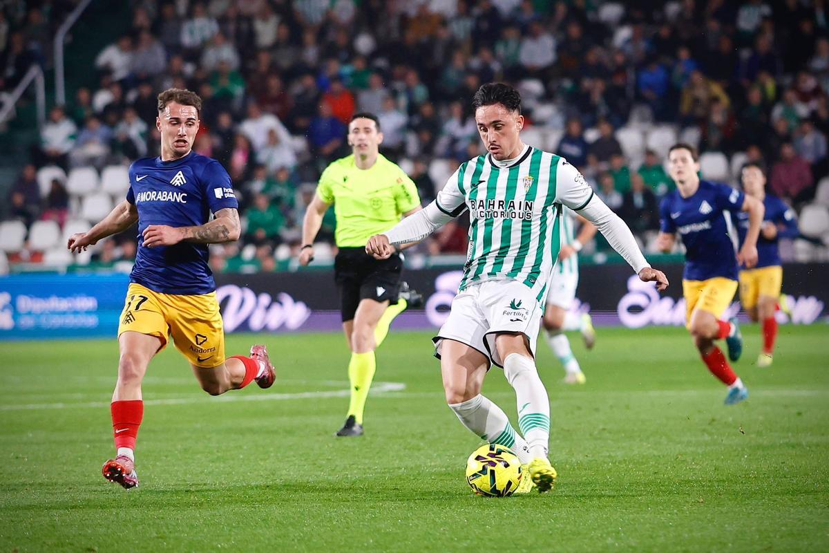 Vilarrasa conduce el balón en El Arcángel durante el duelo entre el Córdoba CF y el Andorra.