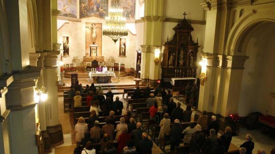 Imagen de la misa semanal de los sábados en la iglesia parroquial de Infiesto.