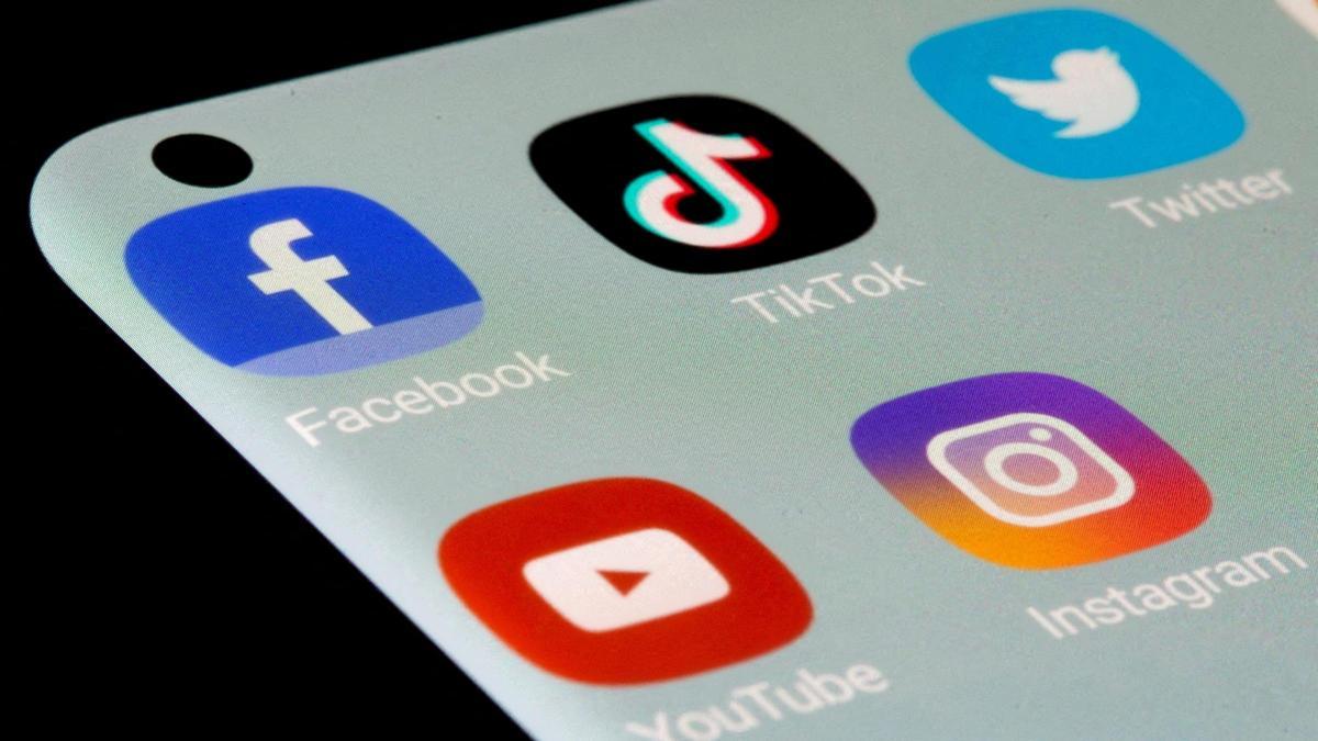 Iconos de las apps de Facebook, TikTok, Twitter, YouTube e Instagram en un teléfono móvil
