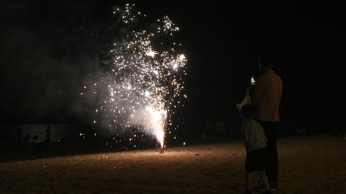 Gent tirant petards a la Platja Gran de Platja d&#039;Aro. Imatge del 23 de juny del 2021. (Horitzontal)